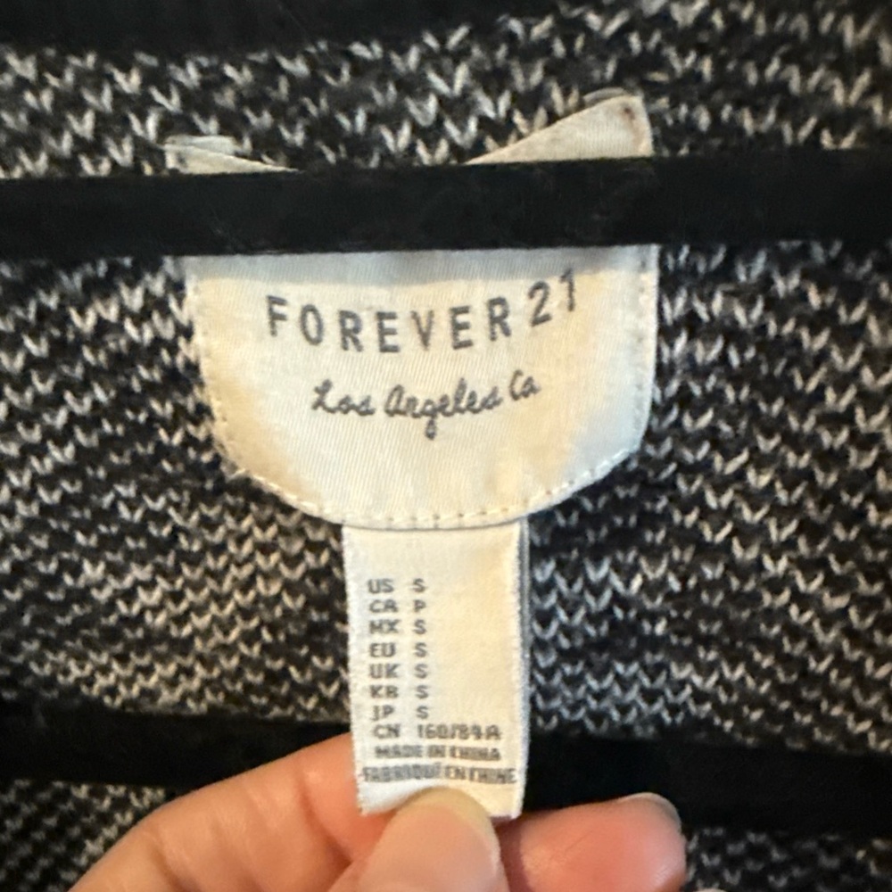 Forever 21 Monochrome Knit Cardigan Boho Aztec - Picture 2 of 13